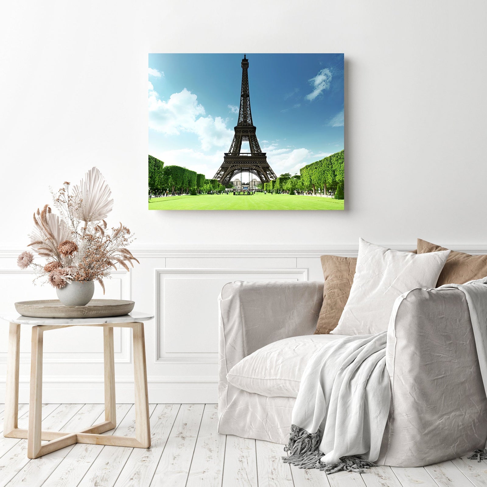 Romantic Paris Scene | Diamond Painting Displayed as Home Decor